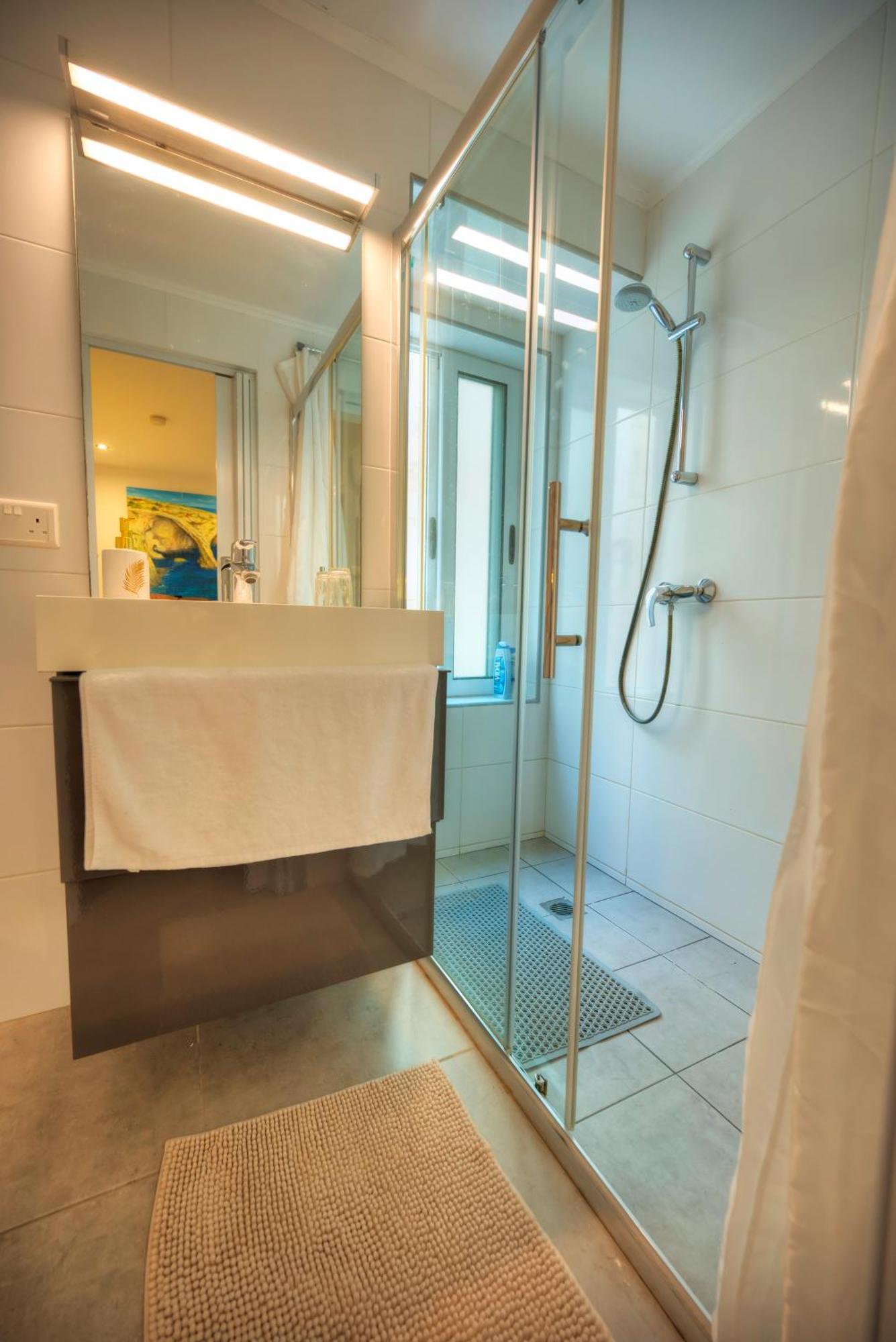 Seaview Sliema 30 Seconds To High Street & Ferry, 2X Double En-Suite Bedrooms, Modern Whole Traditional Townhouse, Kitchen, Living Area, & Roof Terrace Exterior foto