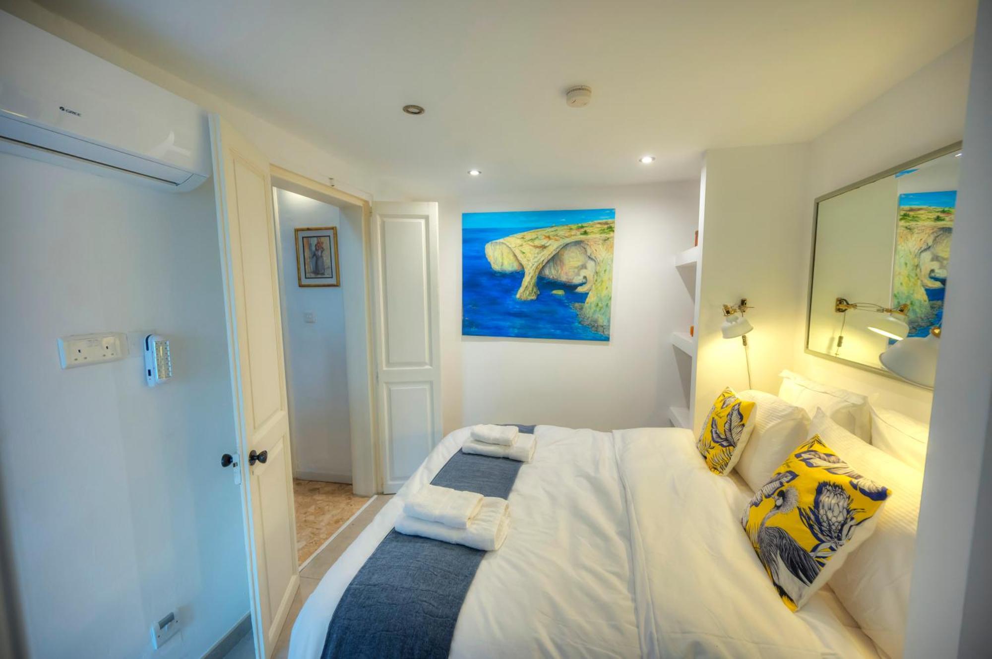 Seaview Sliema 30 Seconds To High Street & Ferry, 2X Double En-Suite Bedrooms, Modern Whole Traditional Townhouse, Kitchen, Living Area, & Roof Terrace Exterior foto